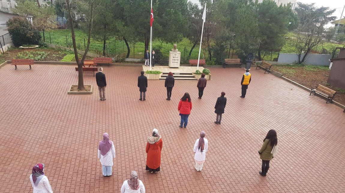 11 Ocak Pazartesi günü saat 10.00'da okulumuz bahçesinde bayrak töreni yapıldı ve İstiklal Marşı'mız okundu.
